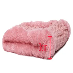Dettaglio scaldacollo in maglia rosa per bambini, sciarpa invernale calda e spessa.