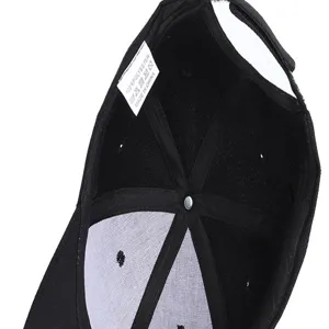 Vue intérieure détaillée de la casquette noire montrant les coutures et l'étiquette.