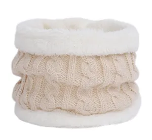 Dettaglio ravvicinato dello scaldacollo per bambini in maglia con fodera in pile beige.