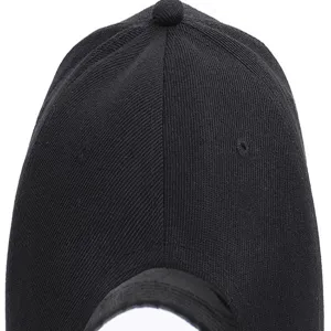 Vue en gros plan d'une casquette de baseball noire unie classique montrant les coutures.