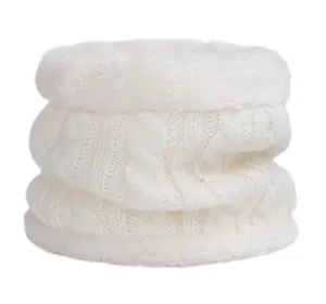Dettaglio scaldacollo in maglia pile bianca per bambini con morbida fodera in peluche.