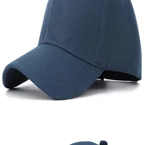 Vue détaillée d'une casquette de baseball bleue unie classique avec visière incurvée style.