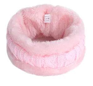 Scaldacollo rosa in maglia per bambini con morbida fodera in pile caldo invernale.