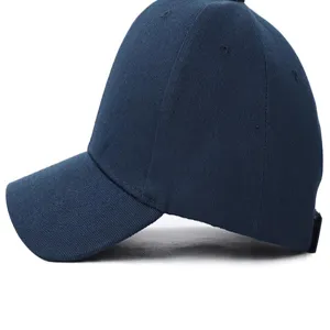 Casquette de baseball bleu marine unie vue latérale détail, visière courbée classique style
