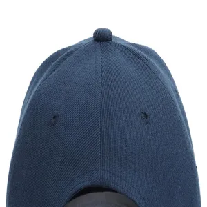 Gros plan détaillé de la couronne et du bouton supérieur d'une casquette bleue marine unie.
