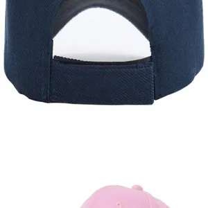 Détail de la sangle réglable à l'arrière de la casquette de baseball bleu foncé, uni.