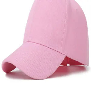 Vue détaillée d'une casquette de baseball rose uni au design classique avec visière courbée.