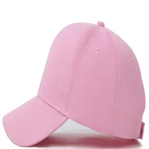 Vue latérale détaillée d'une casquette de baseball rose uni avec une visière incurvée.