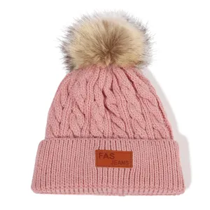 Kinderen Warme Gebreide Muts Herfst Winter Kabelpatroon Pompon Muts Voor Jongens Meisjes Lederen Label Effen Kleur Gezellige Muts