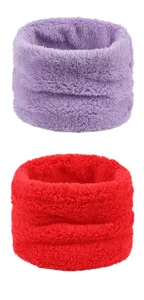 Détail de tour de cou en polaire hiver, matière peluche douce en violet et rouge, vêtement chaud.