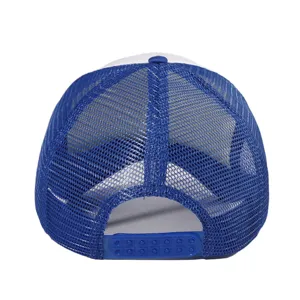 Vue arrière casquette trucker bleu et blanc classique avec filet respirant et fermeture réglable.