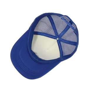 Casquette trucker bleu roi classique avec dos en maille respirante et fermeture réglable.