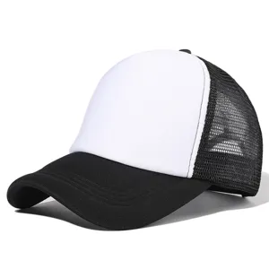 Casquette trucker noire et blanche classique avec dos en maille respirante et visière incurvée.