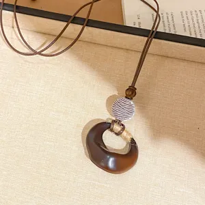 Collier pendentif en résine rétro bohème avec cordon en cuir marron, chaîne pull vintage.