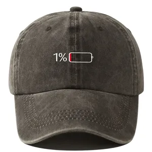 Casquette de baseball vintage délavée avec imprimé batterie faible, style rétro urbain.