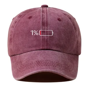 Vue détaillée de la casquette de baseball vintage bordeaux lavée avec broderie batterie 1%.