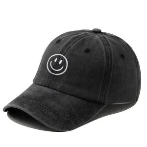 Casquette de baseball noire délavée vintage avec broderie smiley blanche pour femmes.