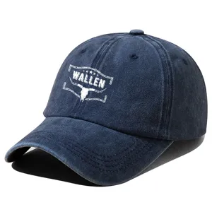 Detailopname van een vintage gewassen denim honkbalpet met stierschedel grafische print.