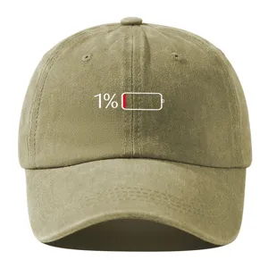 Vue détaillée de la casquette de baseball en coton lavé avec broderie 1% batterie, souple.