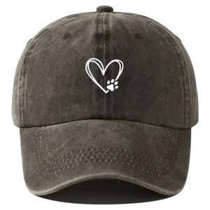 Detailopname van donkergrijze gewassen baseballpet met witte hart- en pootafdrukprint.