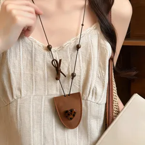 Maillard braune Leder Brillenhalter Anhänger Halskette süßer cooler Stil Holzperlen Kette