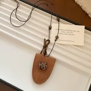 Maillard braune Leder Brillenclip Anhänger Kette süßer cooler Stil Schlüsselbeinkette Detail