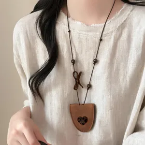 Braune Leder Brillenhalter Halskette mit Schleife und Schildpatt Herz Anhänger für Damen.
