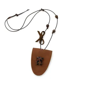 Braune Leder Brillenhalter Anhänger Halskette mit Leoparden Bär Charm und Holzperlen süß und cool