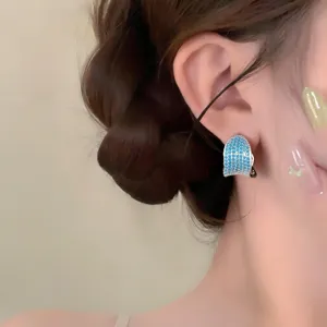 Pendientes vintage de circonita azul estilo corte elegante aguja de plata para mujeres.