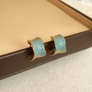 Elegantes pendientes de aro en C con pedrería turquesa, estilo palacio vintage chapado.