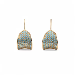 Pendientes colgantes estilo vintage de circonita turquesa chapados en oro vista principal.