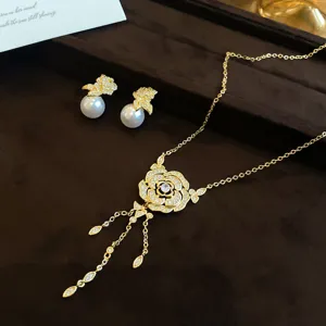 Ensemble de bijoux élégant collier glands zircone camélia or et boucles d'oreilles.