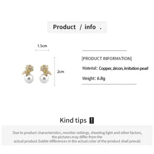 Vue détaillée de boucles d'oreilles fleur en zircon doré avec perle, design léger et chic.