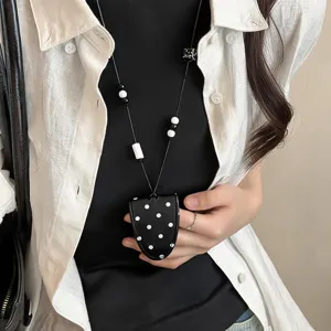 Nahaufnahme des eleganten Brillenhalter-Modells mit stilvollen Perlen und Mustern.