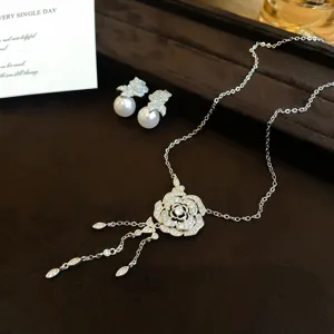 Ensemble collier et boucles d'oreilles pompon fleur de camélia en zircon élégant.