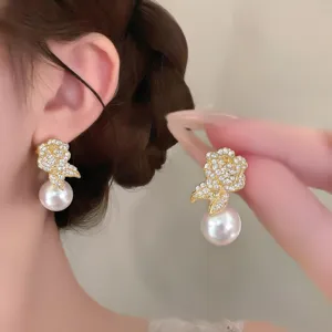 Élégantes boucles d'oreilles perles et fleurs en zircon, idéales pour un style chic.