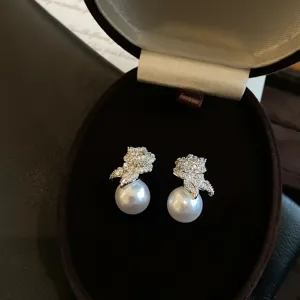 Élégantes boucles d'oreilles perles avec clous fleurs zirconiums dans un bel écrin.
