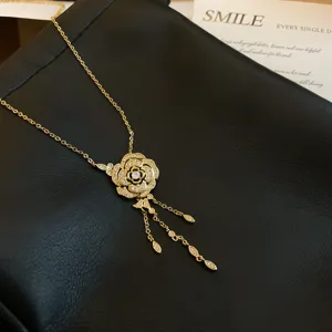 Collier ras du cou avec pendentif fleur zircon et pampilles style mode detail