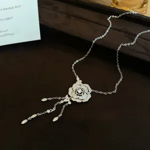 Collier détail fleur de camélia en zircon élégant, bijou de chaîne de clavicule exquis pour femmes.