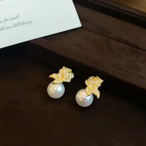 Élégantes boucles d'oreilles pendantes fleur zircon plaqué or perle mode bijoux femme.