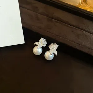 Boucles d'oreilles perles et zircons fleurs élégantes, détails de bijoux étincelants.
