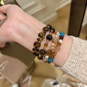 Vista detallada del elegante brazalete vintage de cuentas y piedras para mujeres.