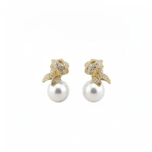Élégantes boucles d'oreilles fleurs en zircon plaqué or avec perle blanche pour femmes.