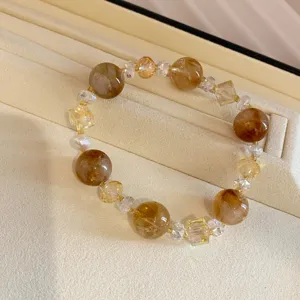 Detalle en primer plano del pulsera de cuentas de cristal amarillo vintage, elegante
