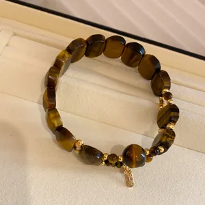 Brazalete de perlas de cristal ojo de tigre vintage con dijes metálicos dorados mujer