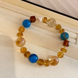 Primer plano detallado de pulsera de cuentas vintage con cristales de colores mujer.