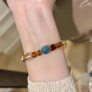 Vista detallada de la pulsera de cuentas de cristal en la muñeca, elegante joya retro.
