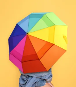 Bunte Regenbogen Faltschirm Detailansicht, doppelschichtiges winddichtes Design für jeden Tag.