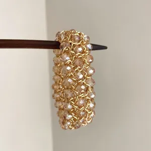 Detallado primer plano de una hermosa pulsera de cuentas de cristal facetado.