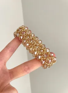 Primer plano detalle del exquisito brazalete de cadena de metal y cuentas de cristal vintage.